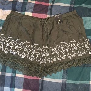 Green women’s Atmosphere shorts